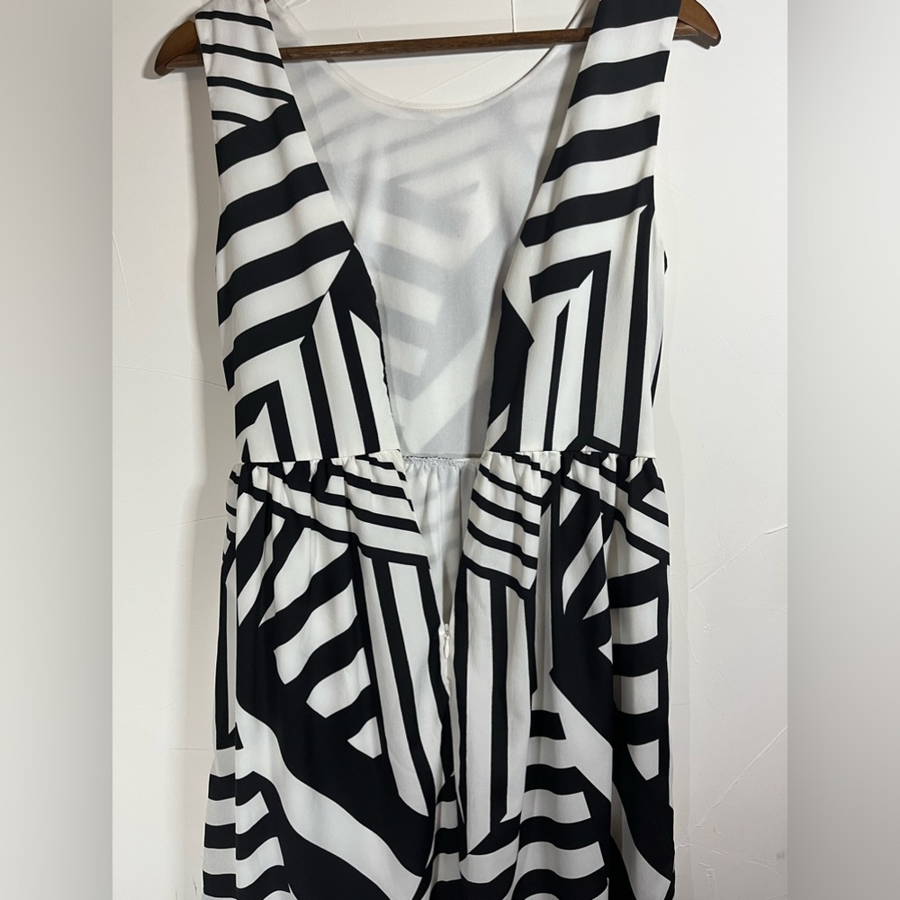 Everly Black & White Abstract Striped Cocktail Dress SZ Small - Picture 6 of 12